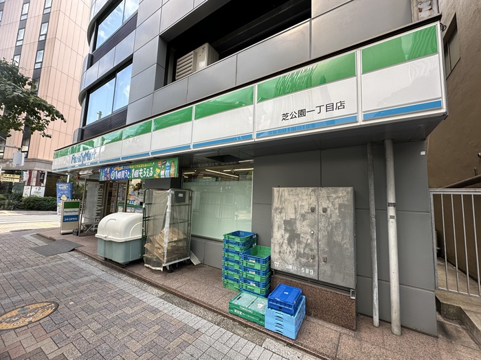 コンビニ　ファミリーマート芝公園１丁目店（コンビニ）まで120m