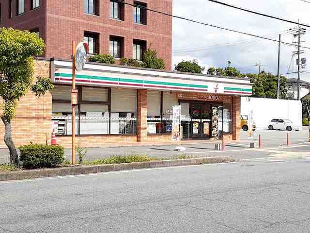 コンビニ　セブンイレブン三木青山3丁目店（コンビニ）まで733m