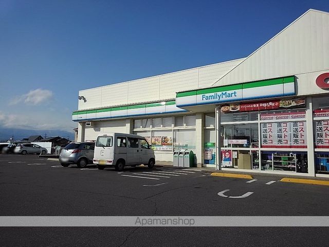 コンビニ　ファミリーマート（コンビニ）まで750m