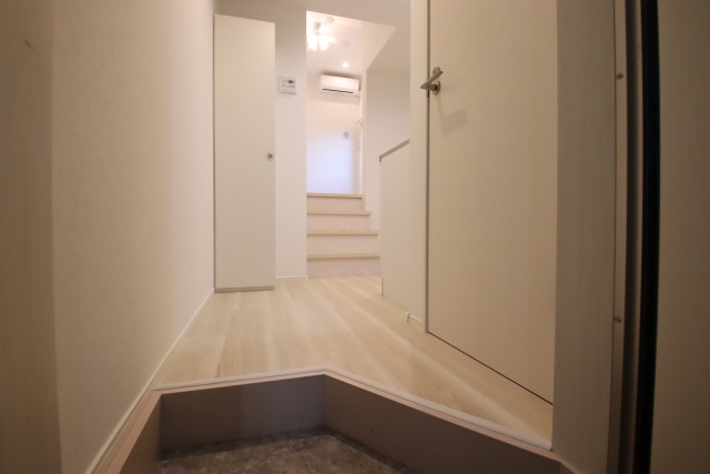 玄関　※別室の参考写真の為、現況優先です。