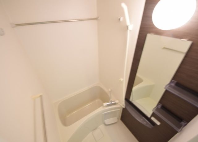 バス・シャワールーム　明るくて綺麗なお風呂場