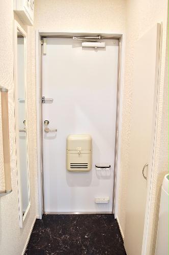 玄関　郵便受け＆傘立て付玄関ドア