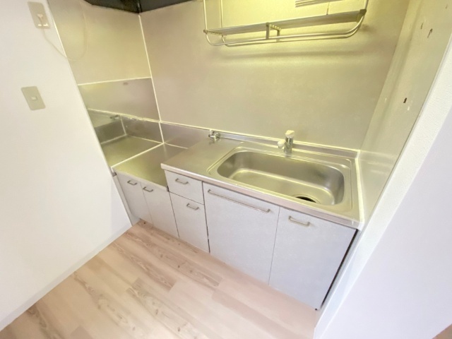 キッチン　２口ガスコンロ置けます、窓もあり明るいです