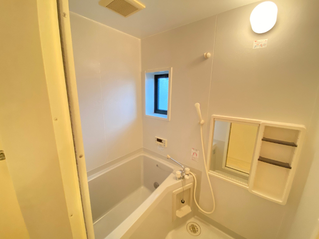 バス・シャワールーム　窓のあるお風呂は風が通っていいですね