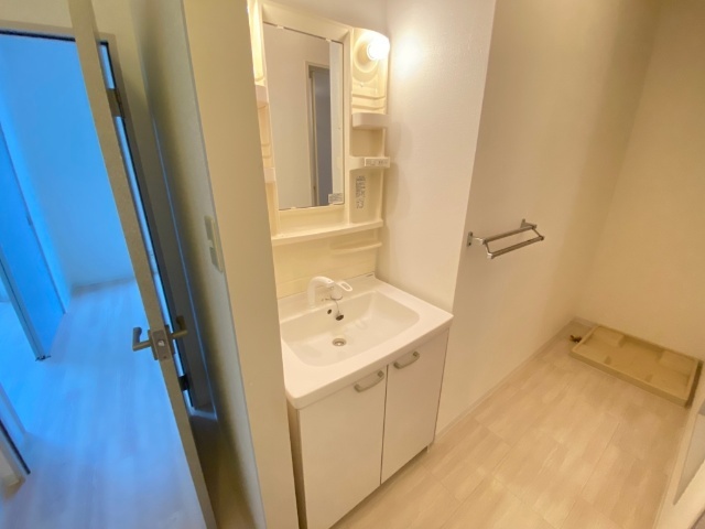 洗面設備　大型洗面台と広々とした脱衣所