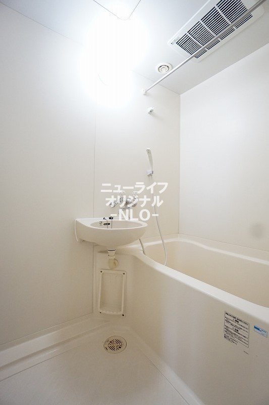 バス・シャワールーム　湯船に浸かってゆっくりと一日の疲れを癒せます♪