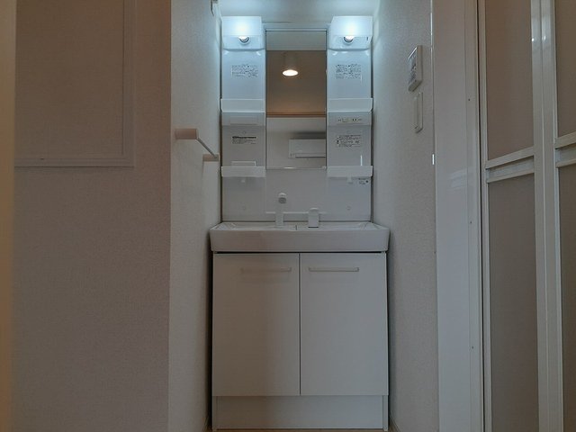 洗面設備　ゆったりとスペースのある洗面所