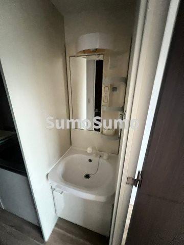 洗面設備　明るい洗面所です