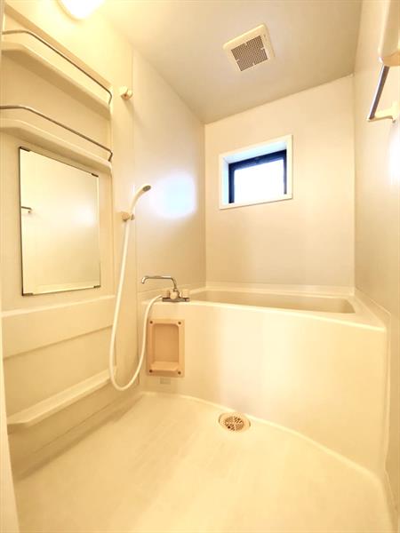 バス・シャワールーム　浴室（換気窓あり）