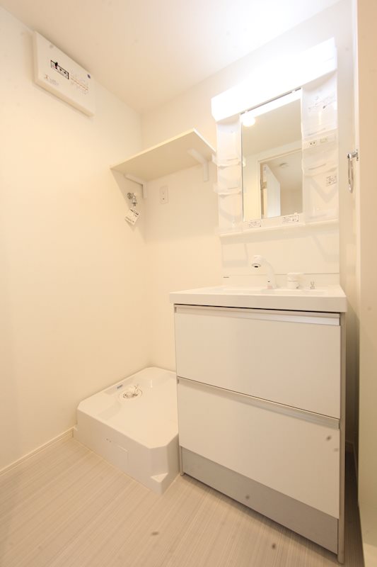 洗面設備　脱衣所　独立洗面台（シャンプードレッサー付）収納スペース有