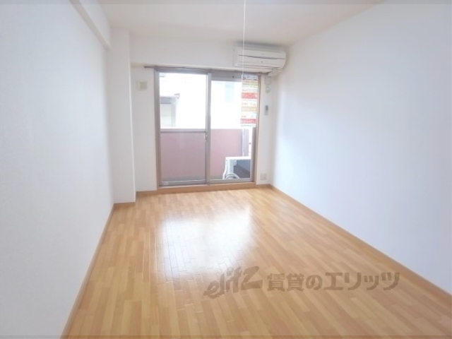 居室・リビング　８．３帖の洋室です