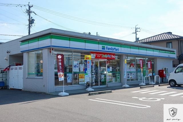 コンビニ　ファミリーマート（コンビニ）まで600m