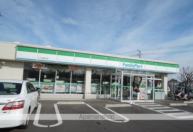 コンビニ　ファミリーマート湊高台店（コンビニ）まで700m