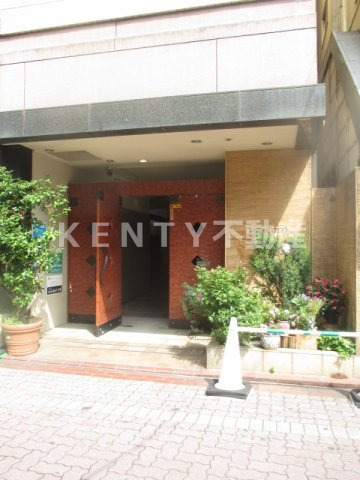 エントランス　落ち着いたエントランスです