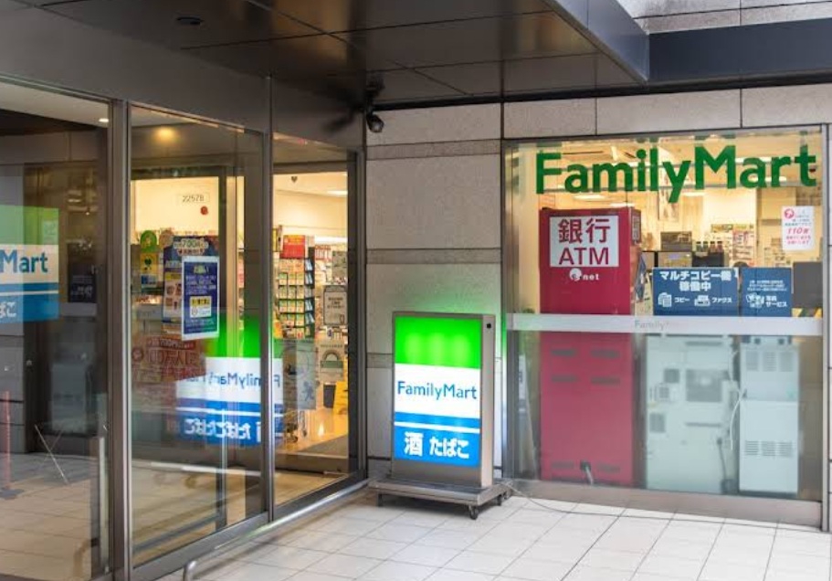 コンビニ　ファミリーマート（コンビニ）まで150m