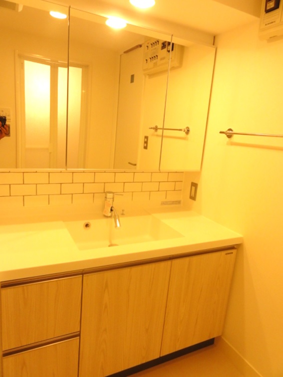 洗面設備　広々とした洗面化粧台