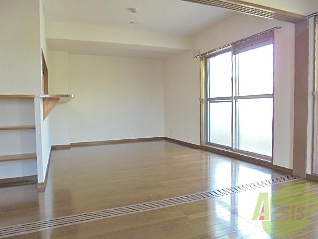 居室・リビング　広めのお部屋なので、お友達を呼んでワイワイしたくなりますね