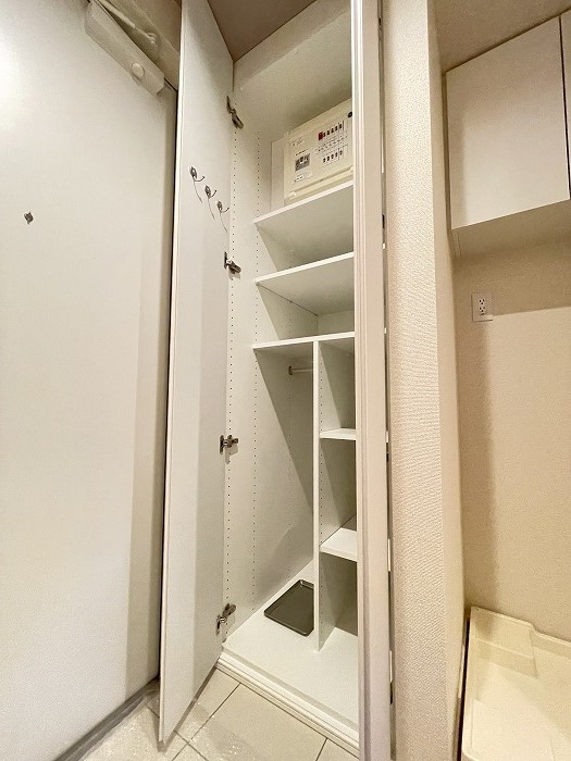 玄関　※写真は類似間取り別部屋。色味等異なる場合があります。