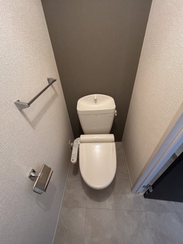 トイレ　落ち着いた色調のトイレです