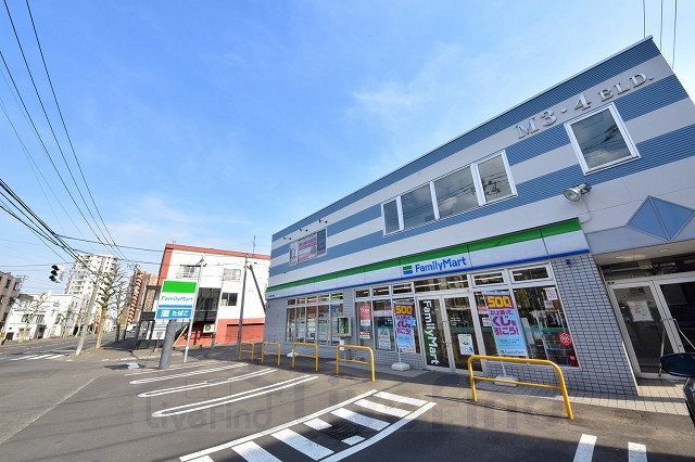 コンビニ　ファミリーマート札幌平岸3条店（コンビニ）まで120m
