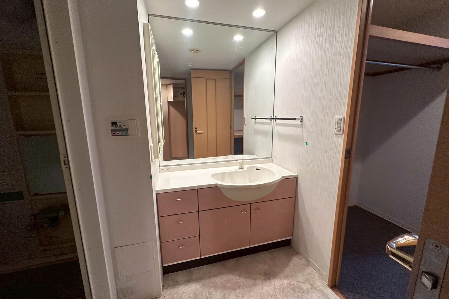 洗面設備　身支度に役立つ洗面台です