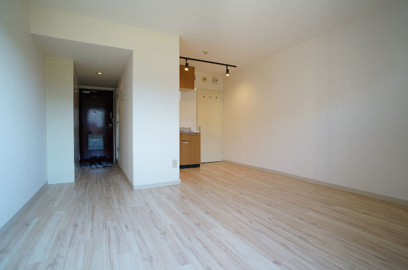 居室・リビング　同物件別号室の改装後参考写真になります。