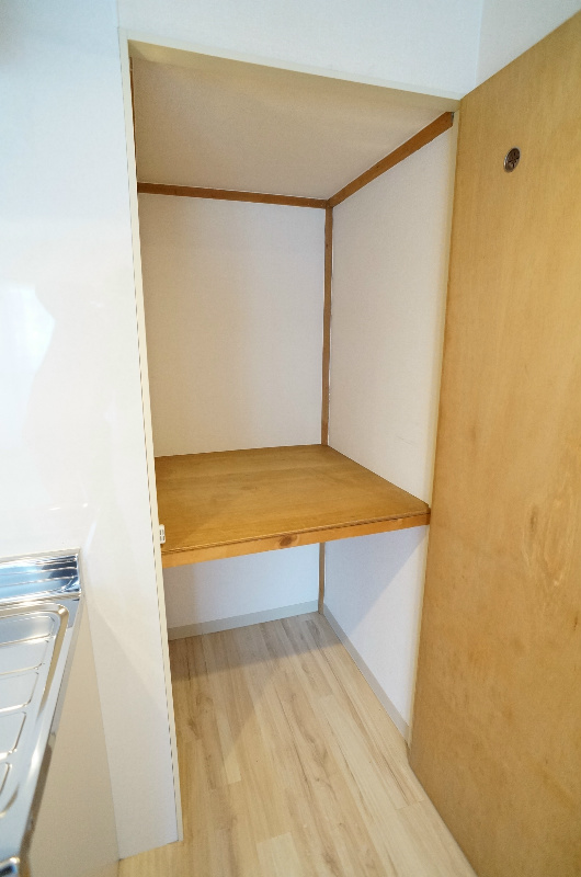 収納　奥行たっぷり！（キッチン奥の収納）