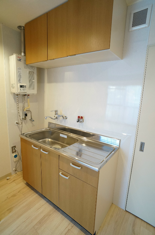 キッチン　同物件別号室の改装後参考写真になります。