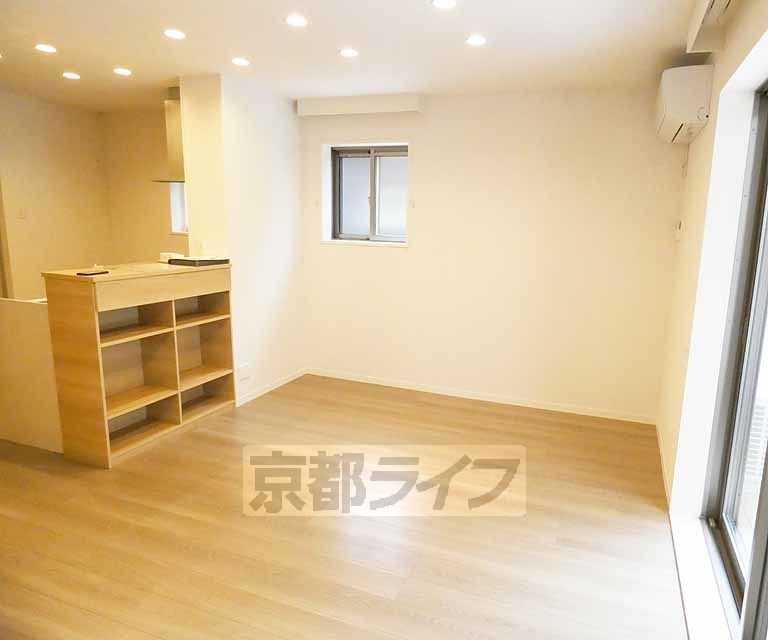 居室・リビング　綺麗なフローリングのリビングダイニングです。