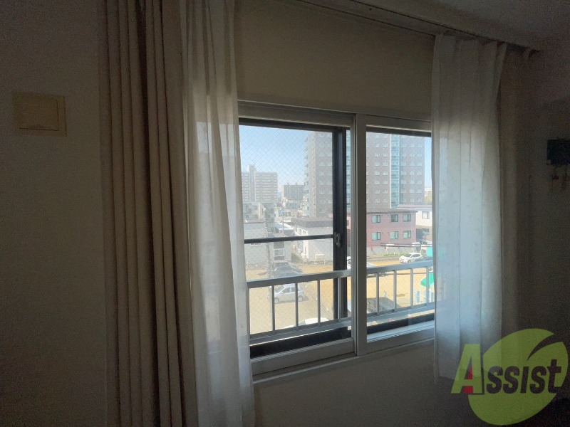 バルコニー　窓が沢山あると日がたっぷり入って気持ち良いですよね！