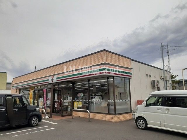 コンビニ　セブンイレブン 青森新田3丁目店（コンビニ）まで233m