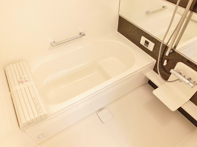 バス・シャワールーム　写真は同型タイプの物件です。