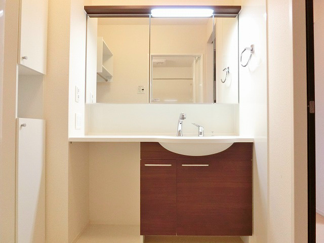 洗面設備　写真は同型タイプの物件です。