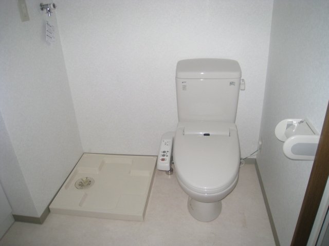 トイレ　同物件、別号室のものです。