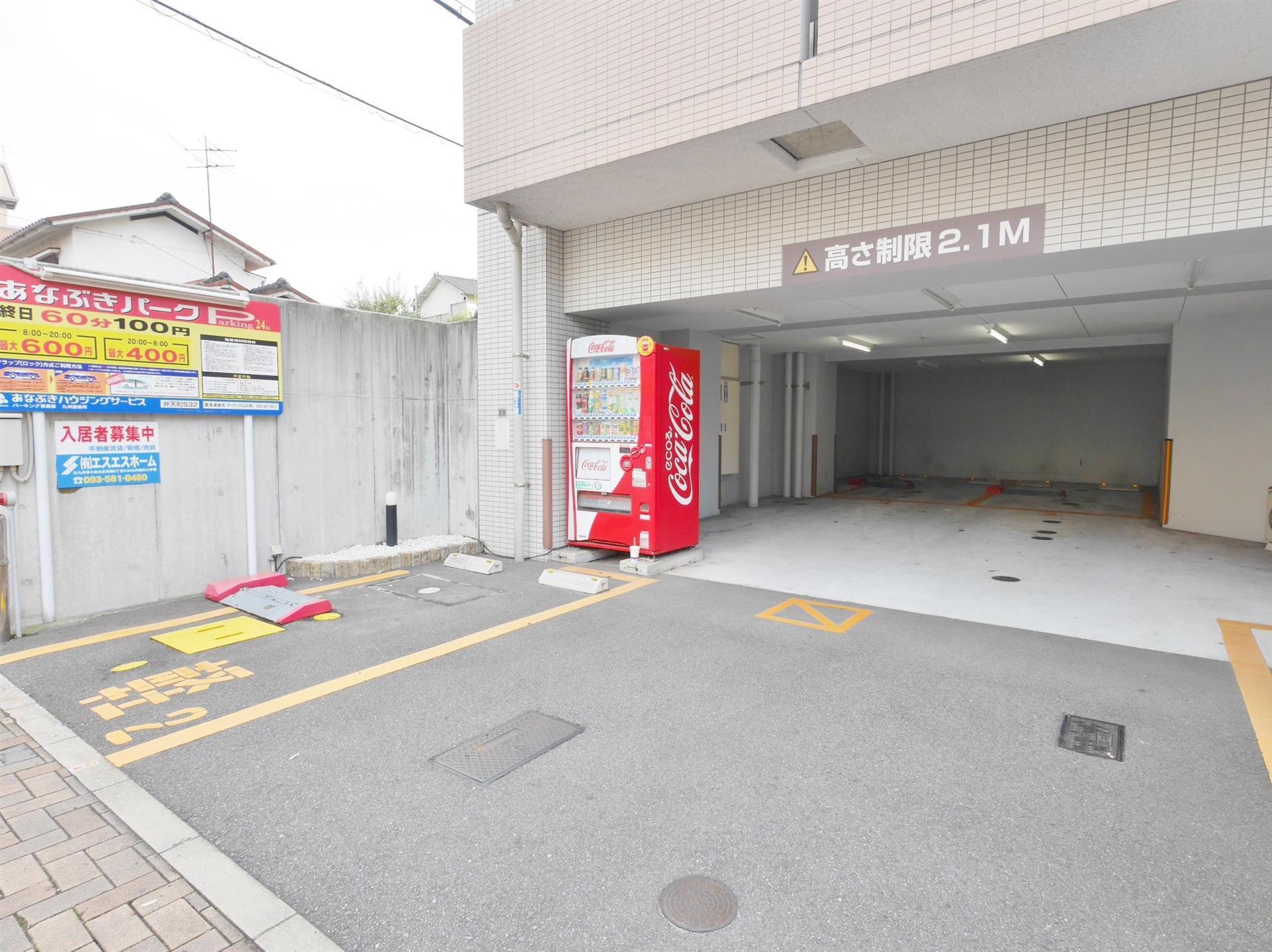 駐車場　エントランス横はコインパーキングです