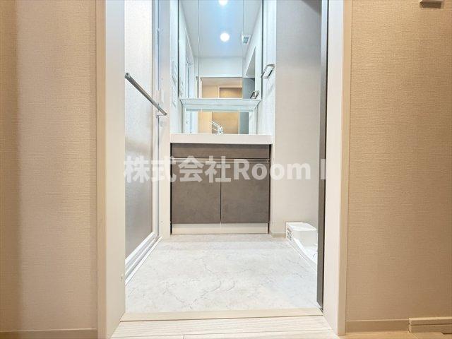 洗面設備　明るい洗面所です