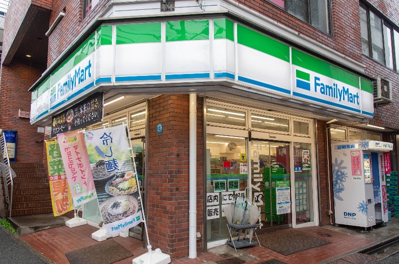 コンビニ　ファミリーマート鷺宮駅前店（コンビニ）まで715m