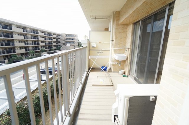 バルコニー　南向きの日当たりの良いバルコニー