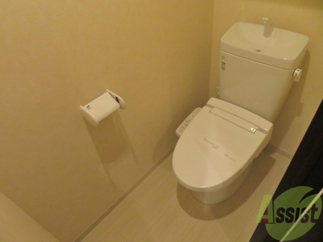 トイレ　トイレは嬉しいウォシュレット機能付きですよー。
