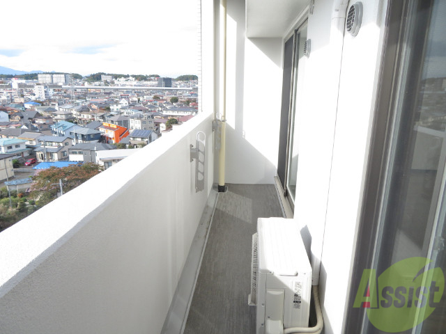 バルコニー　バルコニーが付いているので晴れた日は洗濯物が干せますね