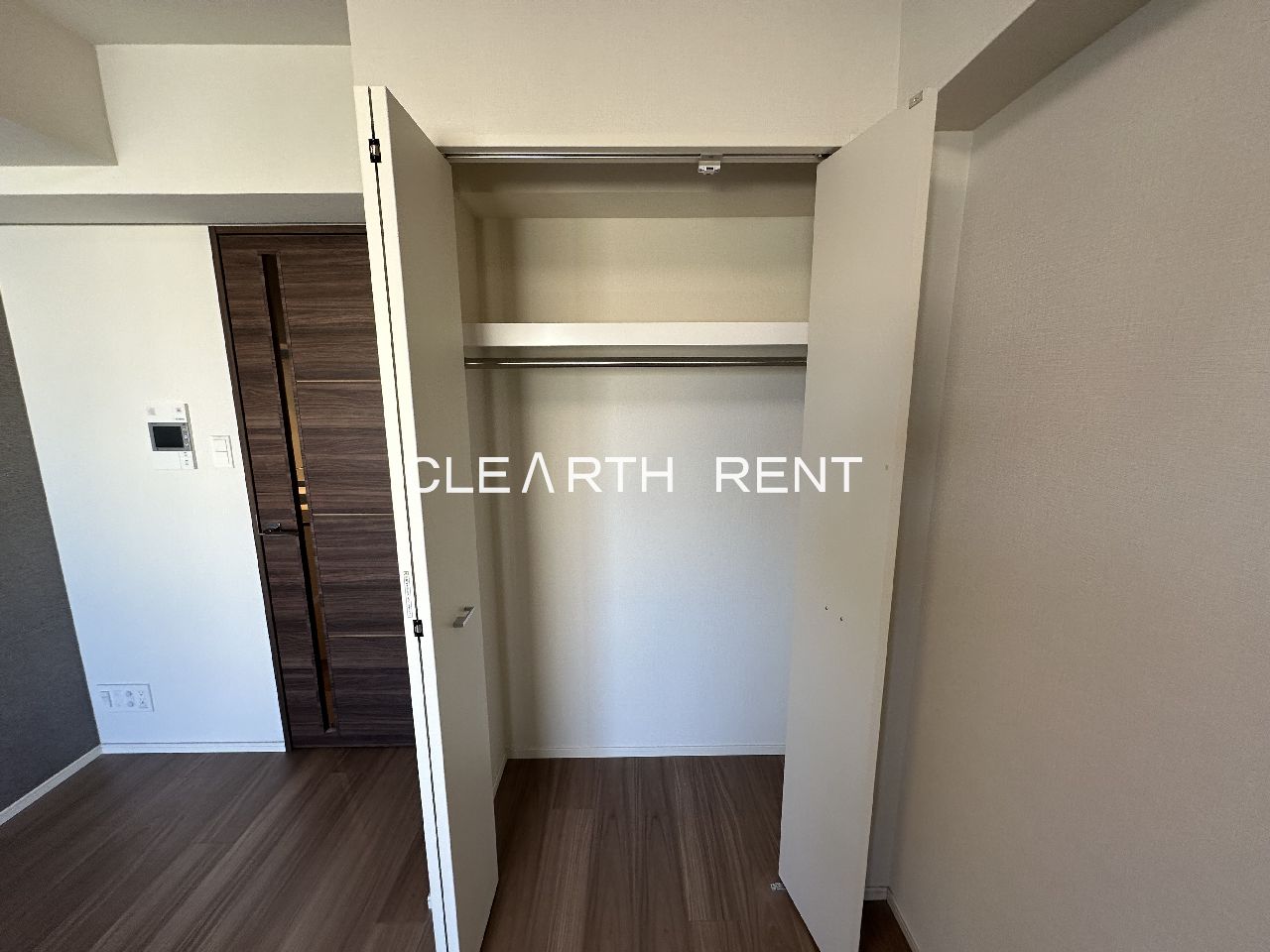 収納　ハンガーパイプ付き収納クローゼット