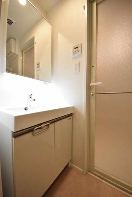 洗面設備　脱衣所も明るいですね