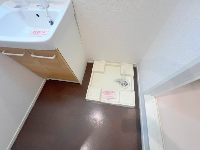 その他設備　嬉しい室内洗濯機置場。これで洗濯機も長持ちしますね。