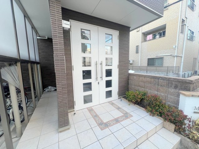 エントランス　オシャレなエントランスは安心のオートロック付きです。