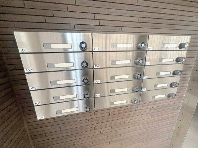 ロビー　ロビーにある各部屋毎のメールボックス。