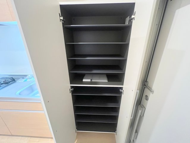 収納　大きいシューズボックスは靴がいっぱい入れれますね。