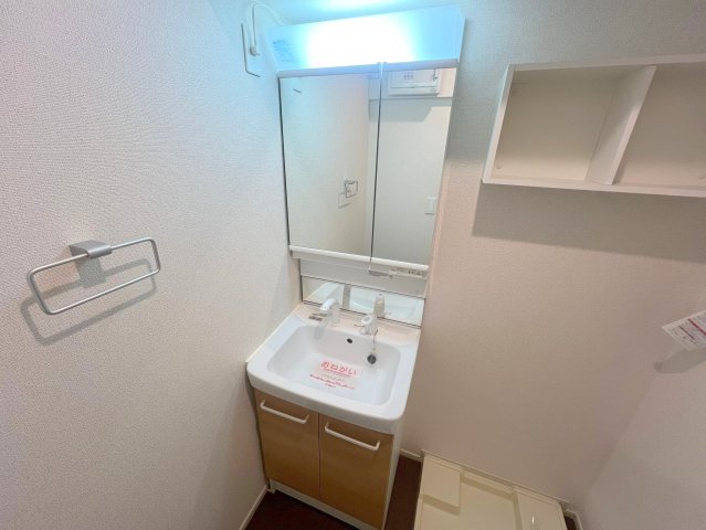 洗面設備　身支度が出来る独立洗面台です。