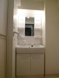 洗面設備　独立洗面台、小物を置くことができて便利です