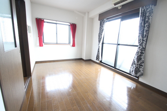 居室・リビング　※別号室の写真です