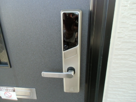 玄関　お写真は同タイプのモデルです。